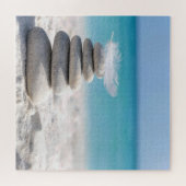 Puzzle Plume blanc sur un cairn de plage (Horizontal)