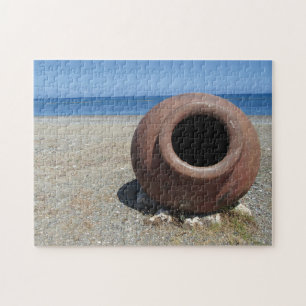 Puzzle Pot grec traditionnel en terre cuite sur la plage