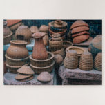 Puzzle Pots d'argile rustique poterie Vintage<br><div class="desc">Pour ceux qui aiment les casse-têtes difficiles,  celui-ci pourrait s'avérer difficile. Avec divers vieux pots et bols en terre battue empilés pour la vente,  c'est une image intéressante. Poteries vintages pour ceux qui sont potiers ou pour ceux qui aiment un peu le charme de l'ancien.</div>