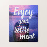 Puzzle Profitez de votre retraite Tranquil Lake<br><div class="desc">Message "Profitez de votre retraite" sur la photo d'un bateau sur un lac tranquille.</div>