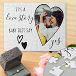 Puzzle Proposition de photo du coeur Histoire d'amour Dit<br><div class="desc">Proposition de mariage sous forme de puzzle avec photo en forme de coeur romantique. Il est écrit avec "c'est une histoire d'amour, bébé juste dire oui" dans un script élégant et décoré avec le coeur d'amour. Un accessoire et une conservation parfaits pour votre proposition de mariage et faire-part fiançailles. Le...</div>