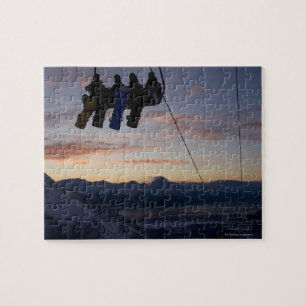 Puzzle Quatre surfeurs se silhouettent sur une