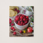 Puzzle Red Summer Raspberries Petit déjeuner Fruit Food F<br><div class="desc">Ce superbe puzzle présente des framboises rouges sucrées et savoureuses sur une table de petit-déjeuner rustique ornée de fleurs. #jigsawpuzzle #stockingstuffes #jeux #cadeau</div>