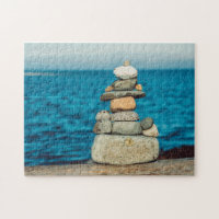 Rochers empilés de zen sur la plage