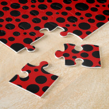 Rouge foncé avec cercles noirs