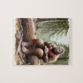 Puzzle Sasquatch dans une forêt moussue avec un gâteau au (Horizontal)