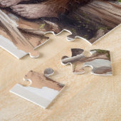 Puzzle Sasquatch dans une forêt moussue avec un gâteau au (Côté)