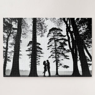 Puzzle Silhouette Couple Embrasser dans la Forêt Blanche