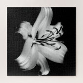 Puzzle Silver Lily : Élégance Florale Monochrome. (Horizontal)
