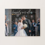 Puzzle Simple Elegant Script Mariage photo nouvellement m<br><div class="desc">Jigsaw Puzzle avec un design simple avec "joyeusement toujours après" dans un script blanc élégant et moderne écrit à la main avec swashes sur votre photo. Vous pouvez également modifier le texte en vos noms. Ce puzzle fait un grand cadeau pour un couple marié.</div>