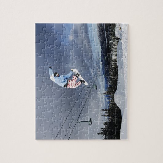 Puzzle Snowboarder saut en plein air en faisant un backsi (Vertical)