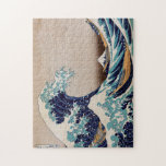 Puzzle Sous la grande vague de Kanagawa<br><div class="desc">Hokusai : Kanagawa Oki Nami Ura,  vers 1832 Vintage Japanese Print montre une énorme vague de déferlement sur les bateaux avec vue sur le Mont Fuji dans l'arrière - plan.</div>
