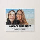 Puzzle Soyez surpris - Drôle Proposition d'Épouse Photo<br><div class="desc">Deux amis photo humoristique demoiselle d'honneur ou bonne d'honneur proposition puzzle "MAINTENANT AGISSEZ SURPRIS COMME VOUS N'AVIEZ AUCUNE IDÉE QUE CELA VENAIT. Serez-vous ma demoiselle d'honneur ?"</div>