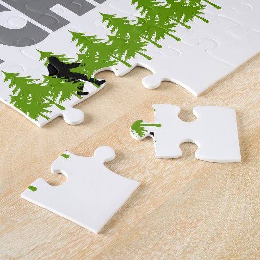 Puzzle Squatchin allé Bigfoot se cachant en bois (Côté)