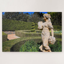 Statue dans un jardin de printemps