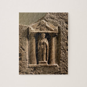 Puzzle Stele votif de marbre et de grès avec le figu