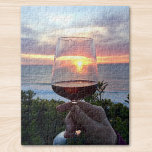 Puzzle Sunset Aperitif<br><div class="desc">Dis bonjour au coucher du soleil et à tes amis ! Cette scie présente un coucher de soleil sur la côte française,  vu à travers un verre de vin rouge. Santé</div>