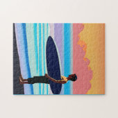 Puzzle Surfer debout sur une plage au coucher du soleil (Horizontal)