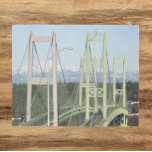 Puzzle Tacoma Narrows Bridges Paysage<br><div class="desc">Un puzzle de 16 x 20 pouces stimulant qui présente une image pittoresque de paysage des ponts Tacoma Narrows qui s'étendent au-dessus du chenal Narrows de Puget Sound,  dans l'État de Washington,  avec une vue sur les montagnes olympiques en arrière - plan. Amusant pour toute la famille !</div>