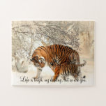 Puzzle Tigre et Cub "La vie est dure, ma chérie..."<br><div class="desc">C'est une belle scène de tigre et de petit dans la neige, avec la phrase : "La vie est dure, ma chérie, mais vous aussi."</div>