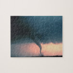 Puzzle Tornade<br><div class="desc">Une tornade dangereuse ou "tornade" se déverse dans l'Oklahoma et est filmée par des chasseurs d'orages du Laboratoire national des tempêtes violentes de NOAA. Ce tornade a un nuage de poussière et de débris qui se forme à la surface du sol dans la ruelle tornade.</div>