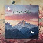 Puzzle Tranquillité | Montagnes et nuages<br><div class="desc">Jolie vue sur un sommet de montagne avec la neige avec de beaux nuages roses et violets avec le mot tranquilité.</div>
