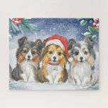 Puzzle Trois mignons lieux de Noël dans la neige<br><div class="desc">Cet adorable puzzle présente une aquarelle représentant trois étagères assises dans la neige. Les étagères au milieu portent le casquette Père Noël</div>