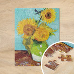 Puzzle Trois tournfleurs | Vincent van Gogh<br><div class="desc">Three Sunflowers (1888) de Vincent van Gogh est une vie morte vibrante qui met en valeur les touches épaisses signature de l’artiste et l’utilisation audacieuse de la couleur. Le tableau présente trois tournesols dans un vase simple, leurs pétales dorés qui contrastent avec l'arrière - plan bleu aqua. La palette jaune...</div>