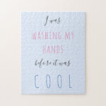 Puzzle Typographie de texte personnalisée humour de quara<br><div class="desc">Humour de quarantaine amusant cite "Je me lavais les mains avant qu'il soit cool" fuchsia bleu et puzzle gris.                 Vous pouvez modifier le texte avec le vôtre !</div>