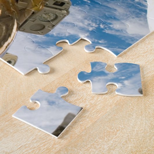 Puzzle Un astronaute en réparation spatiale Station spati (Côté)