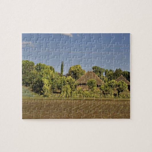 Puzzle Un champ cultivé devant des maisons à toit de chau (Horizontal)