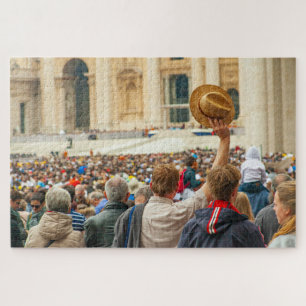 Puzzle Un homme parmi la foule salue avec le casquette à 