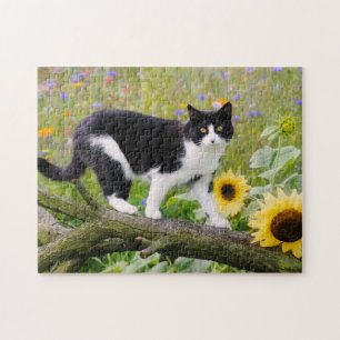 Puzzle Un mignon chat tuxedo sur une branche d'arbre avec