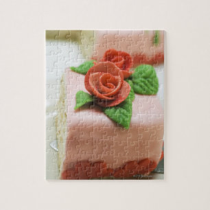 Puzzle Un morceau de gâteau d'anniversaire avec des roses