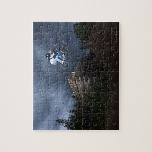 Puzzle Un VTT saute d'un cabine en rondins dans l'Idaho. (Vertical)