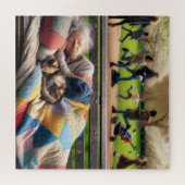 Puzzle Une dame sans-abri se couche sur un banc de parc (Horizontal)