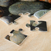 Puzzle Une feuille d'érable sur un fond de roche (Côté)