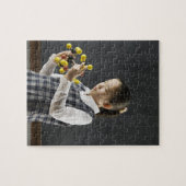 Puzzle Une fille asiatique regardant le modèle de molécul (Horizontal)