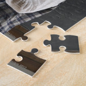 Puzzle Une fille asiatique regardant le modèle de molécul (Côté)