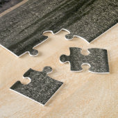 Puzzle Une grange patinée en bois entourée d'herbe luxuri (Côté)