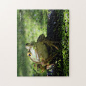 Puzzle Une jolie grenouille verte frappe un pot sur le tu (Vertical)