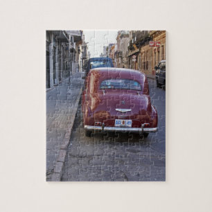 Puzzle Une voiture Peugeot rouge classique ancienne garée