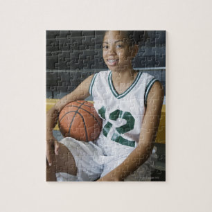 Puzzle Uniforme de port de basket-ball de l'adolescente