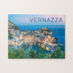 Puzzle Vernazza Cinque Terre La Spezia Italie Panorama<br><div class="desc">Vernazza au coucher du soleil Cinque Terre village Ligurie Italie souvenir Vintage pour les vacances La Spezia et Italie. Vernazza Retro nuit panorama dans les Cinque Terre comme souvenir pour Riomaggiore et Manarola. Vernazza mode de vie pour les routards et les voyages en ville italienne. Vernazza la nuit à La...</div>