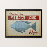 Puzzle Vintage voyage de poissons Sebago Lake Maine<br><div class="desc">Ce design de voyage vintage du lac Sebago du Maine présente un poisson bleu amusant aux accents rouges et une ambiance rétro des années 1960.</div>