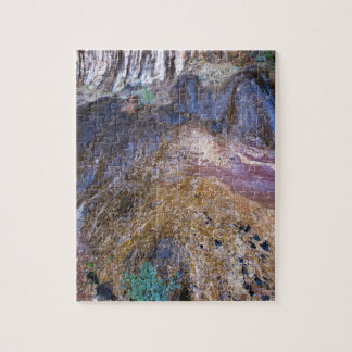 Puzzle Visage de falaise avec la croissance de cascade et