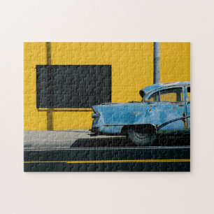 Puzzle Voiture bleu rouillé et mur jaune