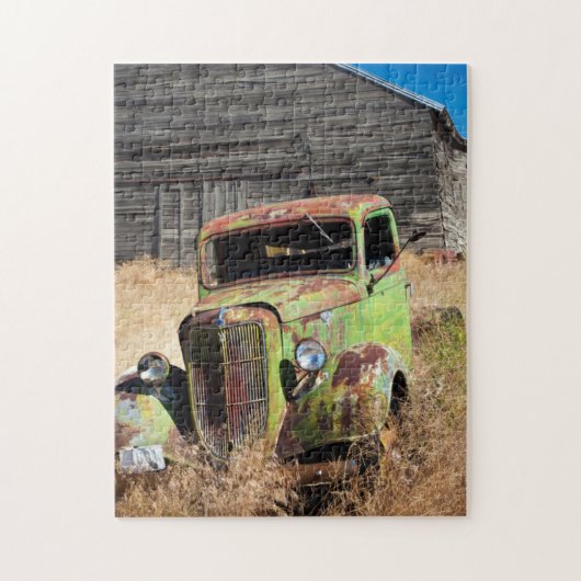 Puzzle Voiture rouillée devant une ferme abandonnée (Vertical)