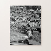 Voitures vintage s'enfuyant dans une cour de voitu