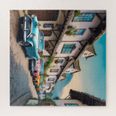 Puzzle Voitures vintage vibrantes dans une rue pavée (Horizontal)